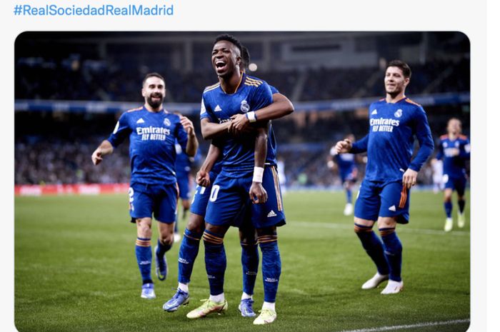 Selebrasi pemain Real Madrid atas gol Vinicius Jr (depan) ke gawang Real Sociedad, Minggu (5/12/2021) dini hari WIB.