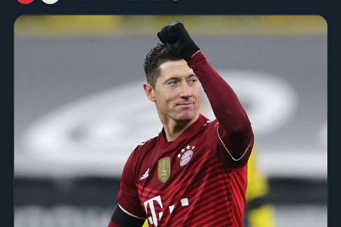 Penyerang Bayern Muenchen, Robert Lewandowski, merayakan gol penentu kemenangan atas Borussia Dortmund pada laga Bundesliga di Stadion Westfalenstadion, Sabtu (4/12/2021).