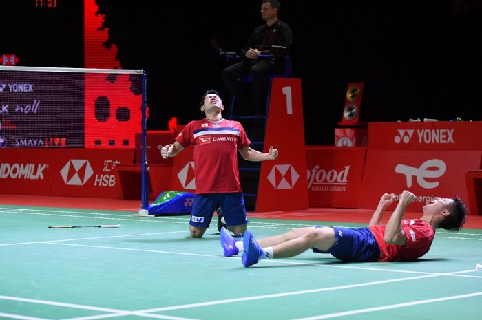 Ekspresi Takuro Hoki/Yugo Kobayashi usai mengalahkan Marcus Fernaldi Gideon/Kevin Sanjaya Sukamuljo pada final BWF World Tour Finals 2021, Minggu (5/12/2021)