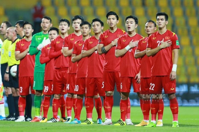 Skuat Timnas Vietnam menyanyikan lagu kebangsaannya sebelum bertanding.