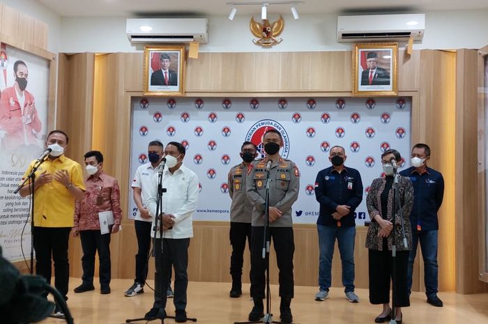 Ketua Umum PSSI, Mochamad Iriawan (dari kiri), Menteri Pemuda dan Olahraga (Menpora), Zainudin Amali, Asisten Operasi Kapolri, Irjen Pol Drs. Imam Sugianto, dan Plt Direkur Jendral Kesehatan Masyarakat (Dirjen), drg Kartini Rustandi M. Kes. Dalam jumpa pers seusai rapat koordinasi di Kantor Kemenpor