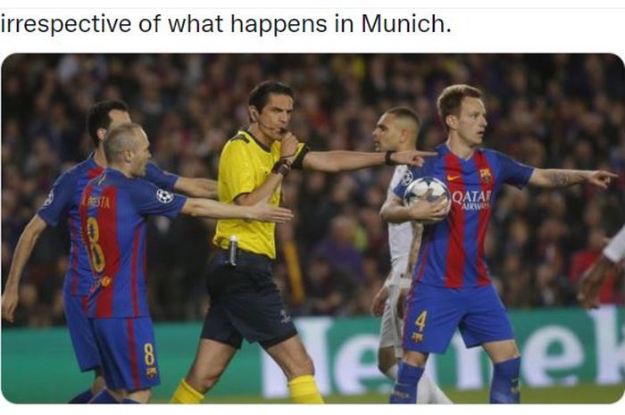 Wasit Deniz Aytekin saat memimpin duel Barcelona vs PSG di Liga Champions 2016-2017.