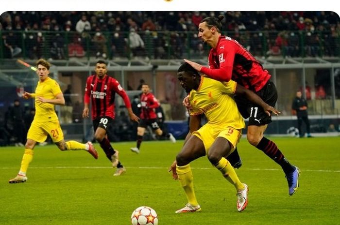 Duel antara Ibrahima Konate dan Zlatan Ibrahimovic dalam laga AC Milan vs Liverpool.