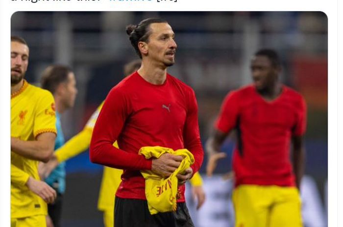 Zlatan Ibrahimovic memegang jersi Ibrahima Konate usai laga AC Milan vs Liverpool di Liga Champions (7/12/2021).