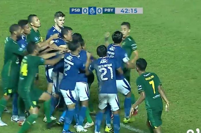 Terjadi insiden saling sikut saat laga Persebaya Surabay melawan Persib Bandung, Rabu (9/12/2021).