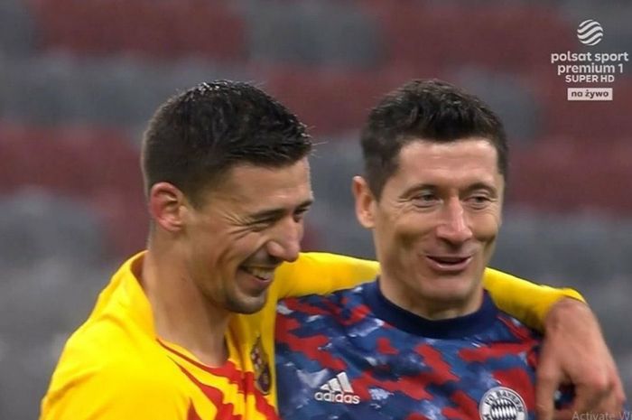 Clement Lenglet tertangkap tertawa bersama dengan Robert Lewandowski usai laga di saat Xavi marah karena Barcelona kalah dari Bayern Muenchen.