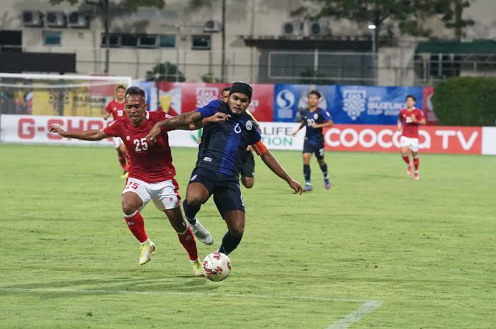 Pemain timnas Indonesia, Irfan Jaya, berduel dengan pemain timnas Kamboja, Sambath Tes, dalam laga perdana Piala AFF 2020, Kamis (9/12/2021).