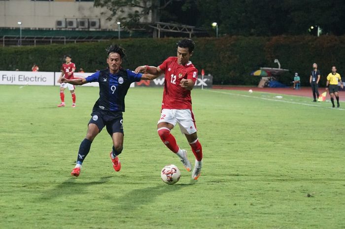 Pemain timnas Indonesia, Pratama Arhan, mendapat bayang-bayang pemain timnas Kamboja dalam laga perdana Piala AFF 2020, Kamis (9/12/2021).