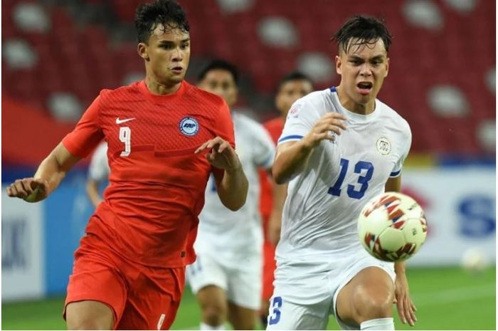 Momen pemain Timnas Filipina, Mikel Baas, berebut bola dengan striker Timnas Singapura, Ikhsan Fandi, dalam pertandingan Grup A Piala AFF 2020.