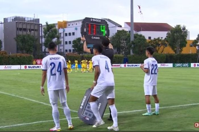 pemain Laos nomor punggung 4, Kaharn Phetsivilay dan nomor punggung 24, Aphixay Thanakhanty saat melakukan pergantian di laga Malaysia Vs Laos, Kamis (9/12/2021).