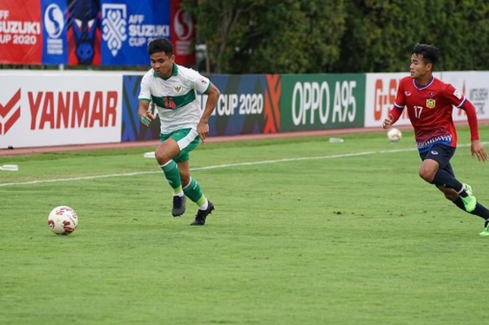 Asnawi Mangkualam saat mengiring bola dalam laga timnas Indonesia vs Laos dalam laga Grup B Piala AFF 2020, di Stadion Bishan, Singapura, Minggu (12/12/2021)
