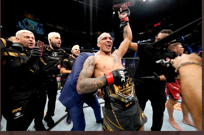 Charles Oliveira mempertahankan sabuk juara kelas ringan setelah mengalahkan Dustin Poirier dalam gelaran UFC 269, Minggu (12/12/2021) WIB di Las Vegas.