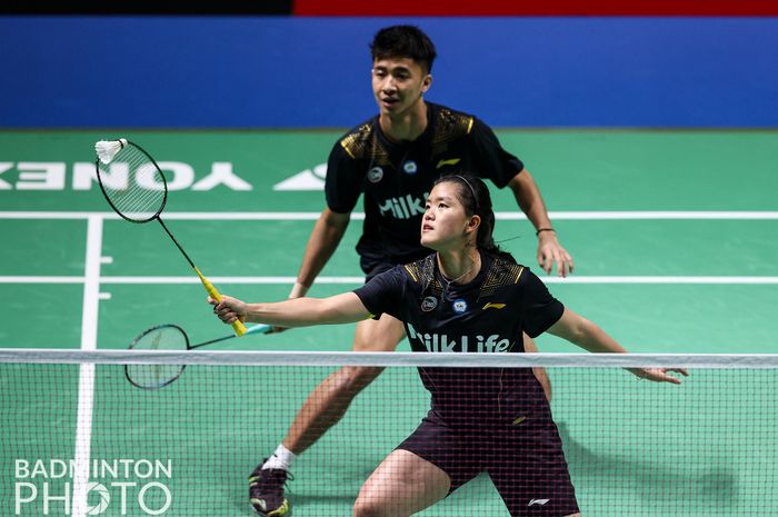 Pasangan ganda campuran Indonesia, Dejan Ferdinansyah/Serena Kani, saat bertanding pada babak pertama Kejuaraan Dunia 2021 di Palacio de los Deportes Carolina Marin, Huelva, Spanyol, 13 Desember 2021.