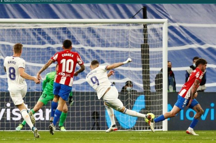 Momen penyerang Real Madrid, Karim Benzema mencetak gol ke gawang Atletico Madrid pada jornada ke-17 Liga Spanyol 2021-2022.