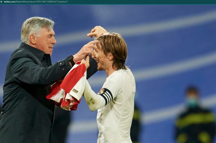 Carlo Ancelotti dan Luka Modric hendak berpelukan pasca-kemenangan Real Madrid atas Atletico Madrid.