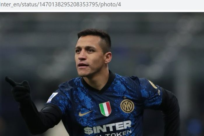 Striker Inter Milan, Alexis Sanchez, merayakan gol ke gawang Cagliari di Stadion Giuseppe Meazza dalam laga pekan ke-17 Liga Italia 2021-2022 pada Minggu (12/12/2021) waktu setempat atau Senin pukul 02.45 WIB.