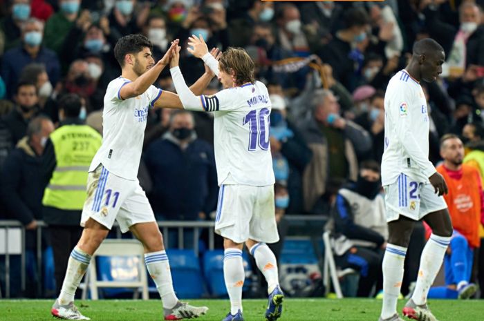 Real Madrid sukses membekuk Atletico Madrid 2-0 pada derbi Madrid jilid pertama di Estadio Santiago Bernabeu.