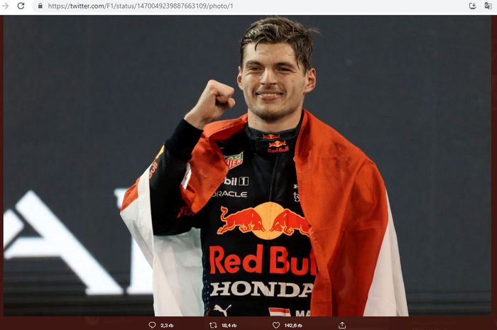 Pembalap Red Bull Racing, Max Verstappen, saat naik podium pertama F1 GP Abu Dhabi 2021 di Sirkuit Yas Marina, Minggu (12/12/2021). Pada momen tersebut, Verstappen sekaligus meraih gelar F1 2021 usai mengalahkan Lewis Hamilton (Mercedes).