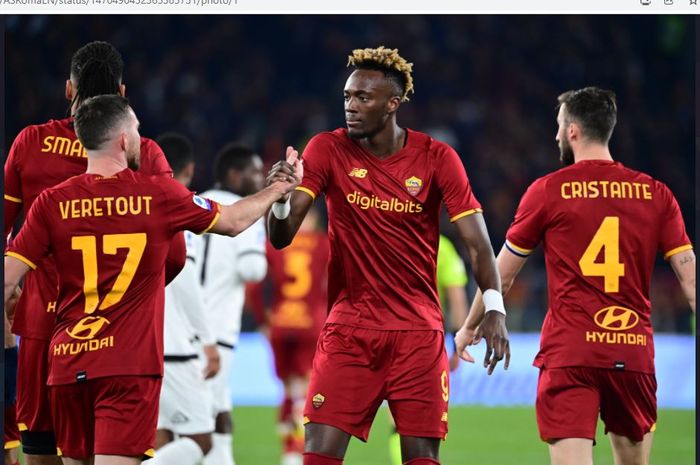 Eks bomber Chelsea, Tammy Abraham (tengah), memiliki nasib apes seperti halnya Lionel Messi meski berhasil membawa AS Roma menang atas Spezia di Liga Italia.