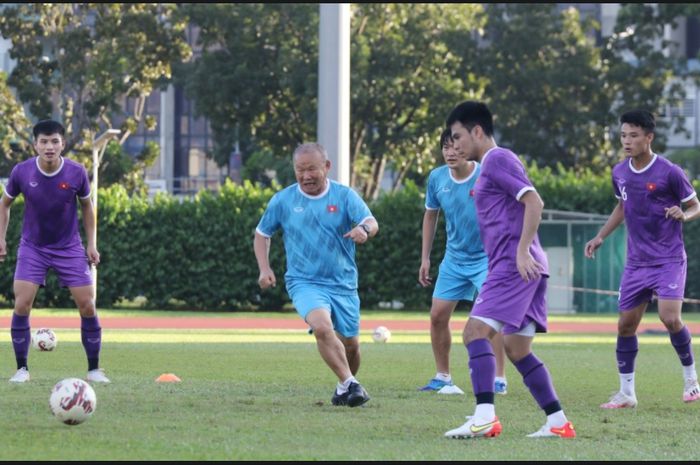 Pelatih timnas Vietnam, Park Hang-seo, ikut berlatih ringan bersama anak didiknya pada Senin (13/12/2021).