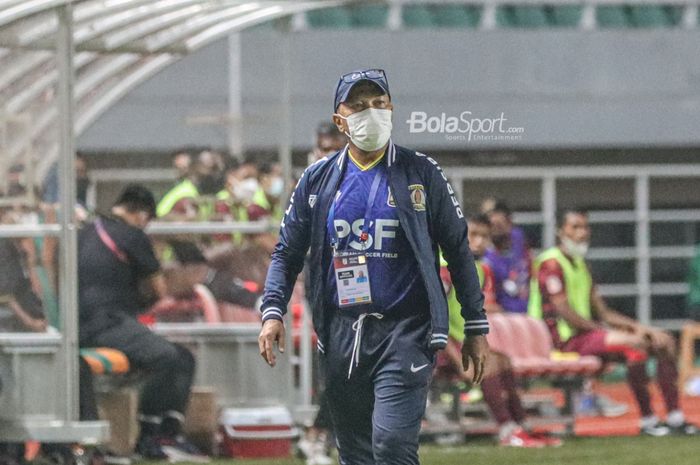 Pelatih Persiba Balikpapan, Fakhri Husaini, sedang memantau para pemainnya dalam laga babak delapan besar Liga 2 2021 di Stadion Pakansari, Bogor, Jawa Barat, 15 Desember 2021.