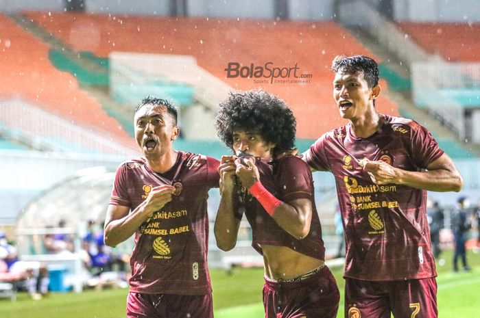 Striker Sriwijaya FC, Sunawan Rusni (tengah), nampak melakukan selebrasi seusai mencetak satu gol dalam babak 8 besar Liga 2 2021 di Stadion Pakansari, Bogor, Jawa Barat, 15 Desember 2021.