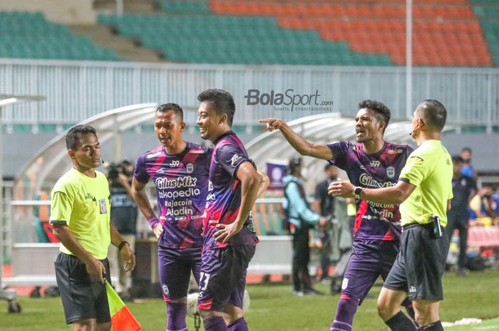 Alfin Tuasalamony (kanan) dan sejumlah pemain RANS Cilegon FC sempat melakukan protes kepada wasit dalam laga babak delapan besar Liga 2 2021 di Stadion Pakansari, Bogor, Jawa Barat, 15 Desember 2021.