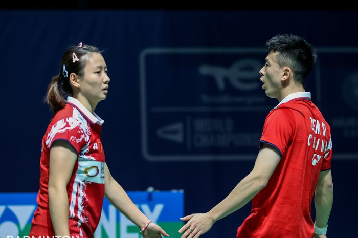 Pasangan ganda campuran China, Zheng Si Wei/Huang Ya Qiong, gagal mempertahankan gelar juara dunia setelah dikalahkan Chang Tak Ching/Ng Wing Yung (Hong Kong) pada babak kedua Kejuaraan Dunia 2021 di Palacio de los Deportes Carolina Marin, Huelva, Spanyol, 14 Desember 2021.