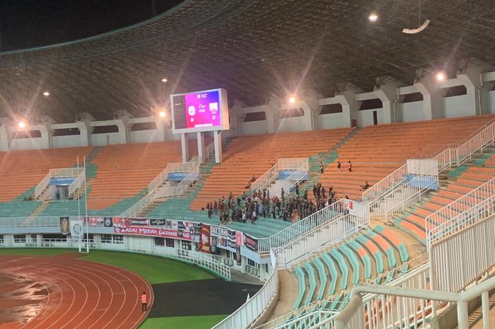 Pendukung Persis Solo di Stadion Pakansari Cibinong Kabupaten Bogor Jawa Barat, Kamis (15/12/2021).