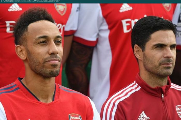 Pierre-Emerick Aubameyang dan Mikel Arteta dalam satu sesi foto di Arsenal.