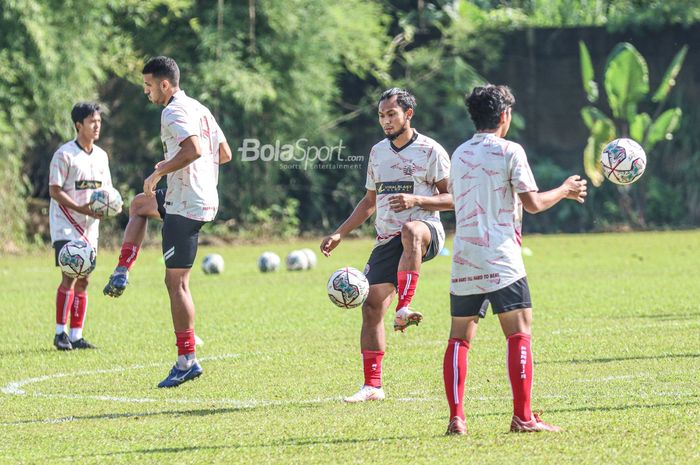 Pemain anyar Persija Jakarta, Ichsan Kurniawan, sedang berlatih di Por Pelita Jaya, Sawangan, Jawa Barat.