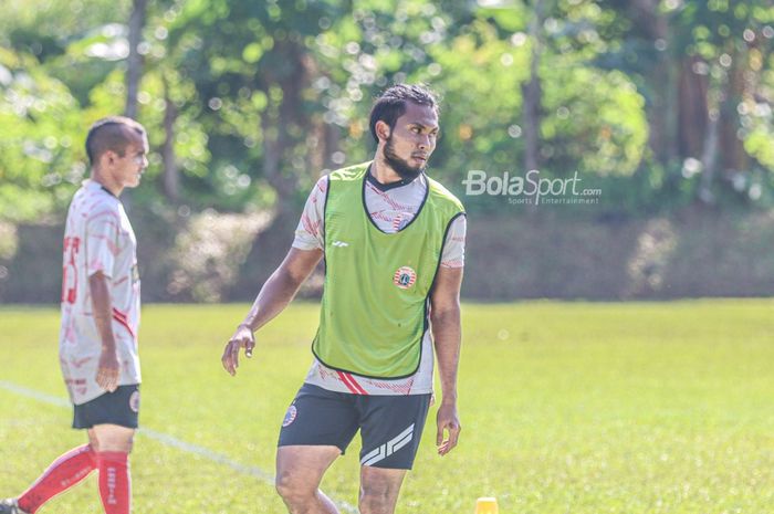 Pemain anyar Persija Jakarta, Ichsan Kurniawan, sedang berlatih di Por Pelita Jaya, Sawangan, Jawa Barat.