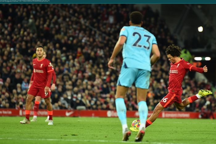 Momen terjadinya gol Tren Alexander-Arnold lewat jarak jauh saat Liverpool taklukkan Newcastle United 3-1.