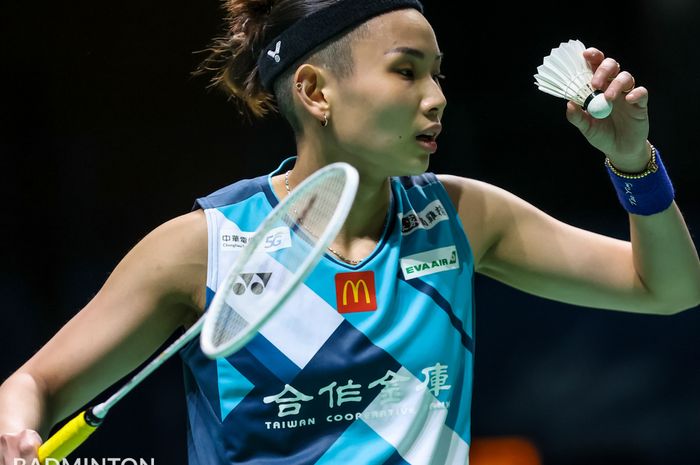 Pebulu tangkis tunggal putri Taiwan, Tai Tzu Ying, bersiap melakukan servis pada pertandingan babak ketiga Kejuaraan Dunia 2021 di Palacio de los Deportes Carolina Marin, Huelva, Spanyol, 16 Desember 2021.