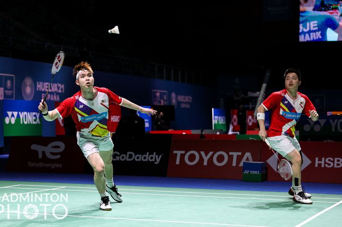 Pasangan ganda putra Malaysia, Aaron Chia (kanan)/Soh Wooi Yik (kiri), tumbang pada babak ketiga Kejuaraan Dunia 2021 yang digelar di Palacio de los Deportes Carolina Marin, Huelva, Spanyol, 16 Desember 2021.