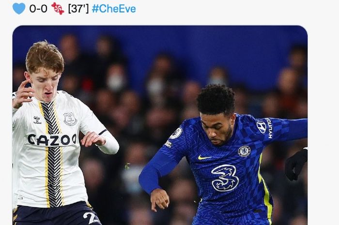 Pemain Chelsea, Reece James (kanan), dalam laga versus Everton di Stamford Bridge, Kamis (16/12/2021) waktu setempat.