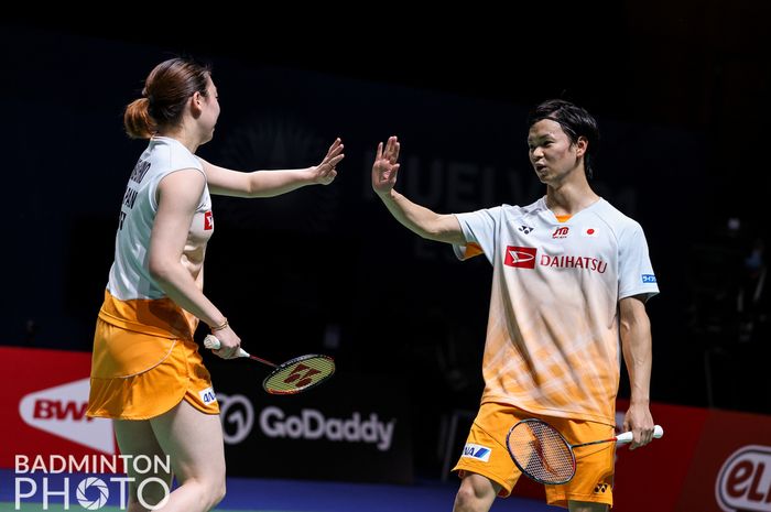 Ganda campuran Jepang, Yuta Watanabe/Arisa Higashino  saat tampil pada perempat final Kejuaraan Dunia 2021, Jumat (17/12/2021)