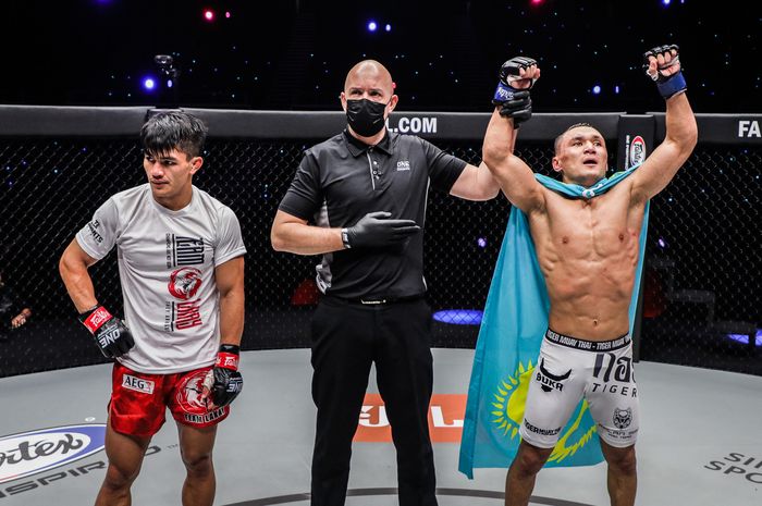 Kairat Akhmetov (kanan) mengalahkan Danny Kingad di ONE Championship: Winter Warriors II.