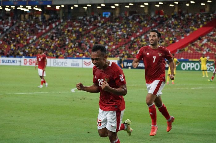 Pemain timnas Indonesia, Irfan Jaya, mencetak gol ke gawang Malaysia