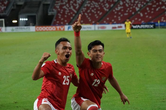 Pemain timnas Indonesia, Irfan Jaya (kiri) dan Pratama Arhan berselebrasi merayakan gol ke gawang Malaysia.