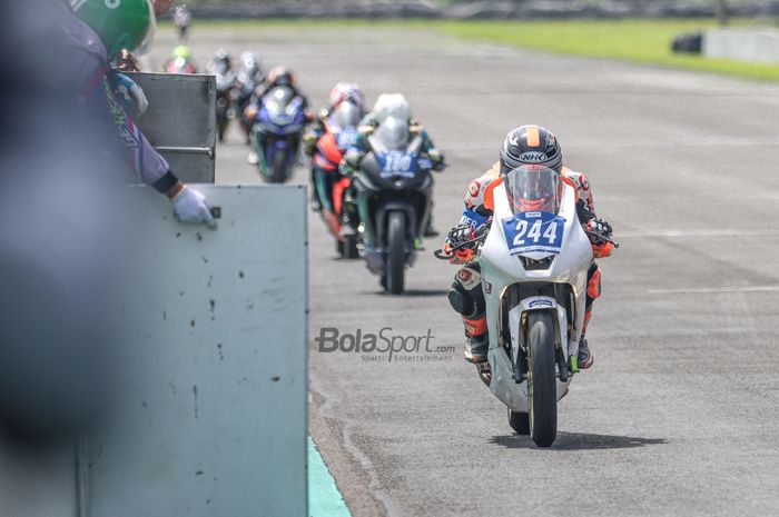 Suasana balap motor kelas 150 CC dalam agenda Yamaha Endurance Festival 2021 di Sirkuit Internasional Sentul, Bogor, Jawa Barat, 19 Desember 2021.