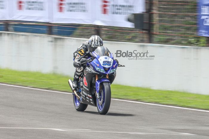 Suasana balap motor kelas 150 CC dalam agenda Yamaha Endurance Festival 2021 di Sirkuit Internasional Sentul, Bogor, Jawa Barat, 19 Desember 2021.