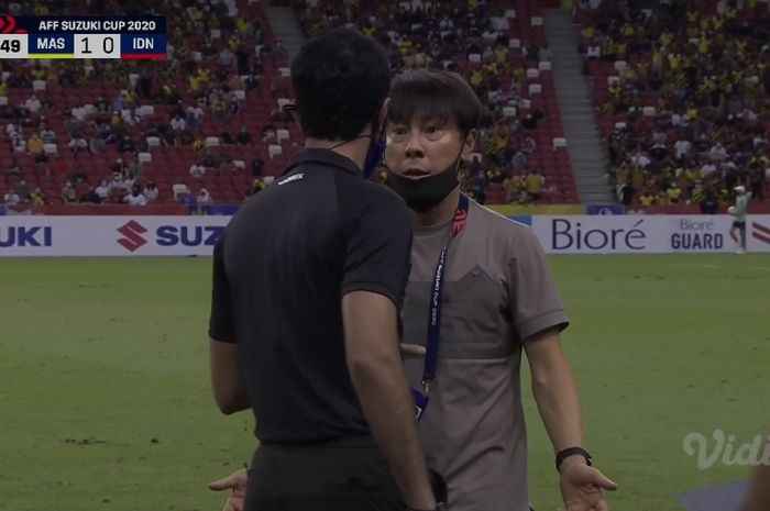 Shin Tae-yong memarahi wasit dalam laga Indonesia vs Malaysia (19/12/2021). 