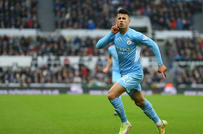 Pemain Manchester City, Joao Cancelo, merayakan gol ke gawang Newcastle United di St. James' Park untuk melakoni laga pekan ke-18 Liga Inggris 2021-2022.