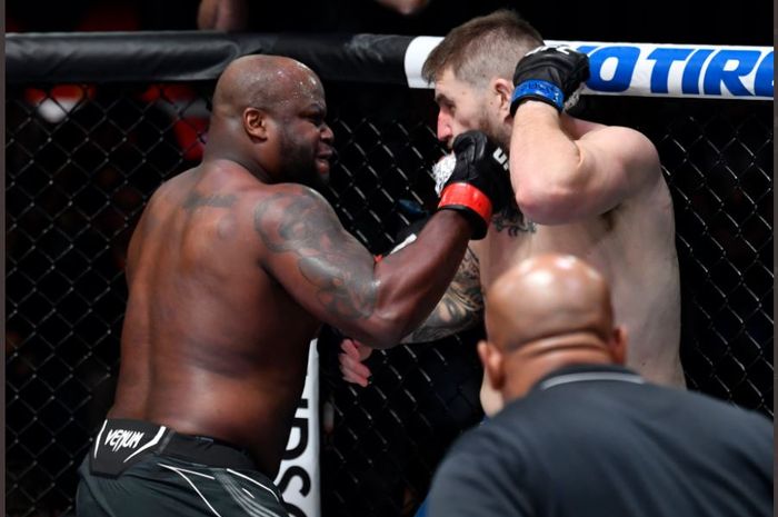 Derrick Lewis (kiri) saat menonjok Chris Daukaus (kanan) dalam pertarungan di kelas berat. Kedua petarung bertanding pada UFC Vegas 45 di Las Vegas, Nevada, Amerika Serikat, Sabtu (18/12/2021).