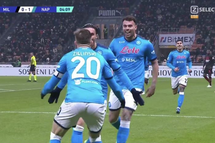 Dua pemain Napoli, Piotr Zielinski dan Eljif Elmas, merayakan gol ke gawang AC Milan pada pekan ke-18 Liga Italia 2021-2022 di Stadion San Siro, Minggu (19/12/2021).