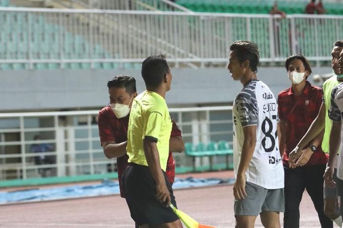 Ofisial Persis Solo mendorong asisten wasit pada laga kontra RANS Cilegon FC dalam babak 8 besar Liga 2 di Stadion Pakansari, Rabu (15/12/2021)