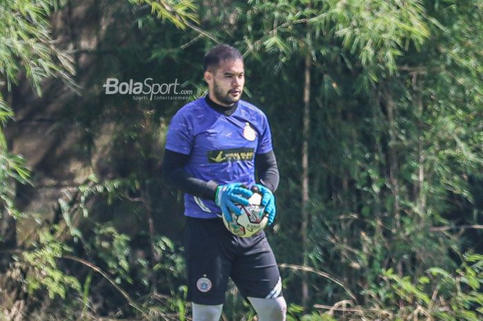 Kiper Persija Jakarta, Andritany Ardhiyasa, nampak sedang menangkap bola dalam latihan di Por Pelita Jaya, Sawangan, Jawa Barat, 17 Desember 2021.