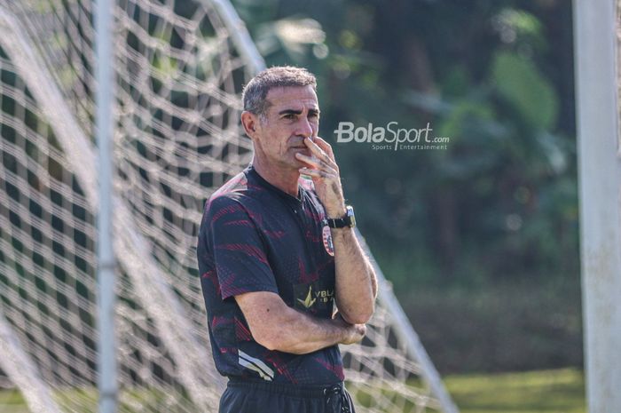 Pelatih Persija Jakarta, Angelo Alessio, sedang memantau para pemainnya dalam latihan di Por Pelita Jaya, Sawangan, Jawa Barat, 17 Desember 2021.