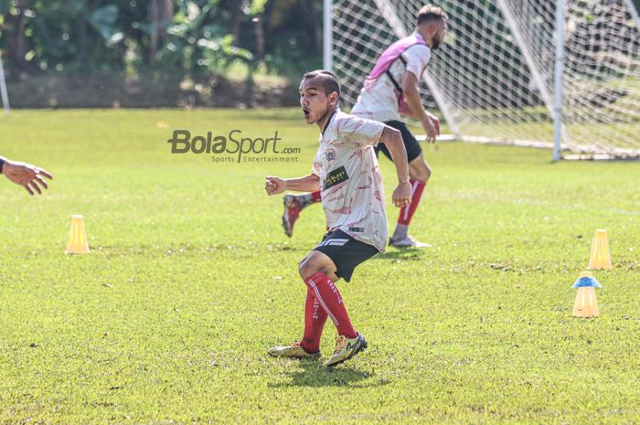 Pemain sayap kanan Persija Jakarta, Riko Simanjuntak, sedang berlatih di Por Pelita Jaya, Sawangan, Jawa Barat, 17 Desember 2021.